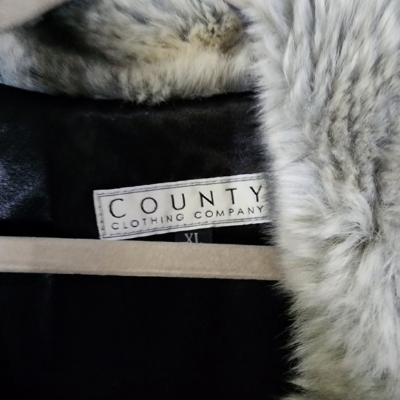 County Clothing Company Faux fur vest size XL - Picture 6 of 7